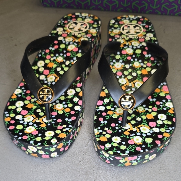 Tory Burch Classic Wedge Flip Flop w/ BOX Black Sandals with Floral Size 7 - Picture 2 of 10